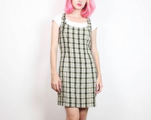The apron dress plaid with Christine McPherson (Saoirse Ronan) in Lady Bird  | Spotern