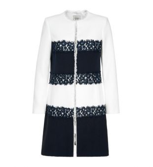 Manteau court rayé et fantaisies dentelles