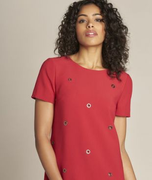 Robe droite rouge à oeillets