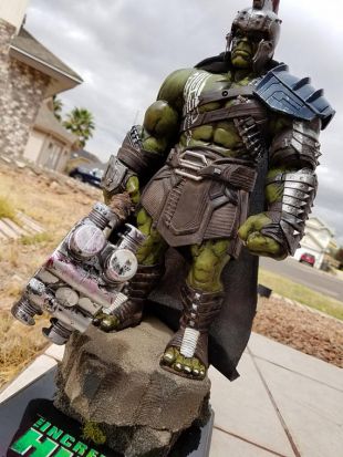 Hulk ragnarok 28in statue action figure