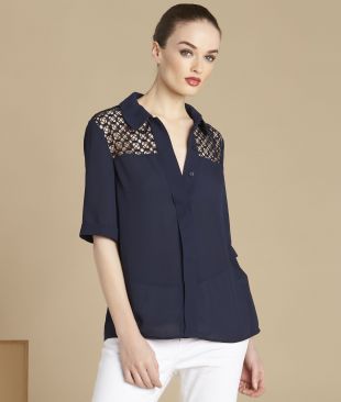 Blouse marine col chemisier dentelle