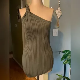 Twist Shoulder RIb Top