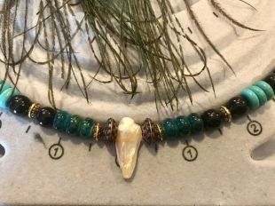 Black Panther Edouard inspiré collier, couleur turquoise, vert, violet, noir, argent et or, bois, verre, plastique, perles en métal