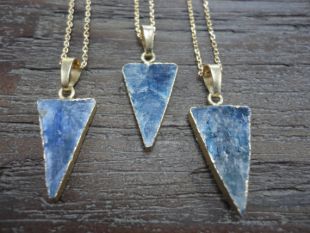 La cyanite Petite Triangle or bordé pendentif collier/Cobalt Blue/bleu foncé