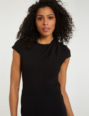 Robe courte ajustée