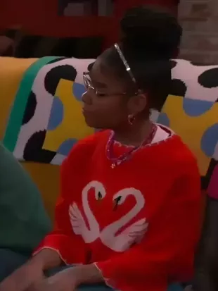 Wizards Beyond Waverly Place S02 Taylor Cora Swan Heart Sweater