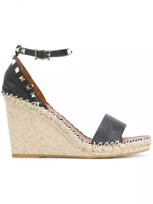 Double Rockstud Grainy Calfskin Wedge Sandal in Black