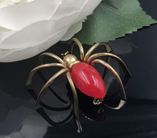 Broche art déco en bakélite rouge cerise araignée, araignée dimensionnelle, testé en bakélite en laiton araignée broche, jardin Spider figuratives unisexe broche