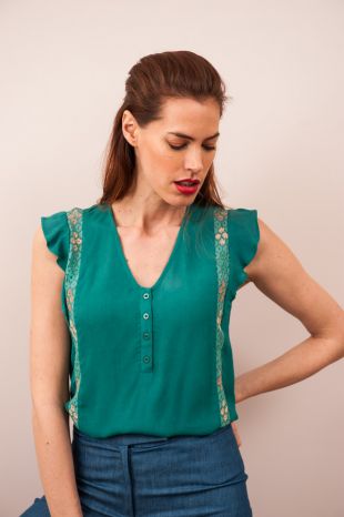 Top brodé vert