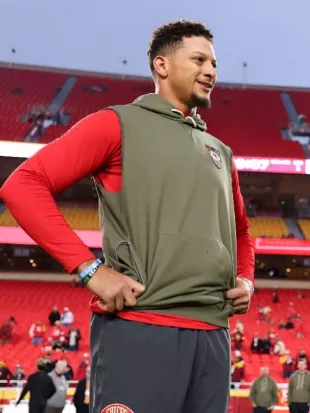 https://www.thecaliforniajackets.com/wp-content/uploads/2025/10/Patrick-Mahomes-Kansas-City-Chiefs-2025-Salute-to-Service-Sleeveless-Green-Pullover-Hoodie-570x760.jpg