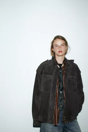 Plain Tie With Brooche