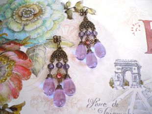 Boucle oreille Chandeliers métal bronze dormeuses gouttes mauves strass swarovski vintage