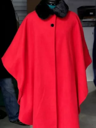 Dorota Kishlovsky Gossip Girl S02 Red Cape