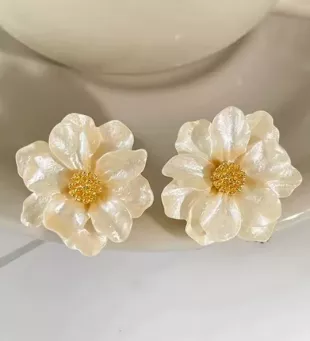 1 Pair Delicate Sweet White Enamel Flower Stud Earrings