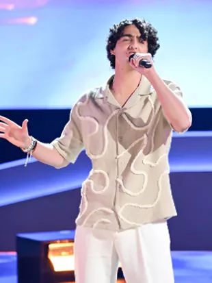 The Voice S29 Aziz Guerra Beige Wiggle Shirt