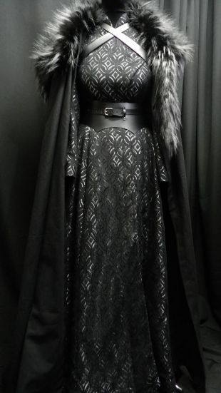 estar Metáfora Violeta Vestido negro con piel de Sansa Stark (Sophie Turner) como se ve en Juego  de Tronos 6x07 | Spotern