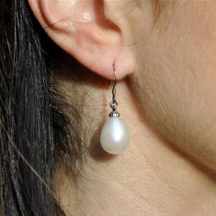 Crochets d'oreilles pendantes fantaisies perles blanches irisées