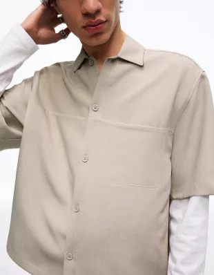 Short sleeve boxy tailored fit shirt