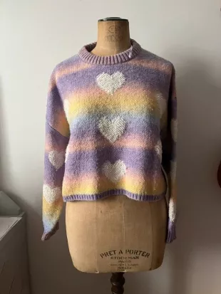 Pull coeur multicolor vu sur Enid Sinclair S01EP06