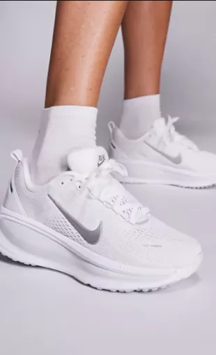 vomero 18 sneakers in white and silver