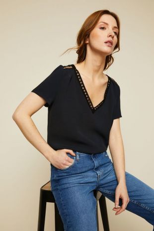 La blouse Pablo de Gérard Darel : Blouse manches courtes détail dentelle marine