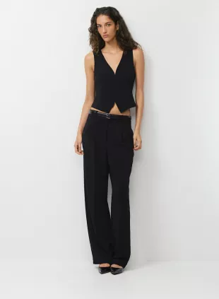 Attire Vest in Black