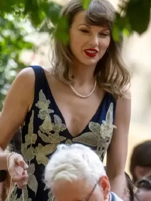 Taylor Swift Laura Sisk’s Wedding Blue Dress