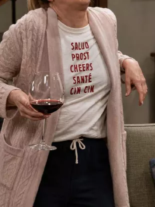 Leanne S02 Kristen Johnston White Graphic Tee