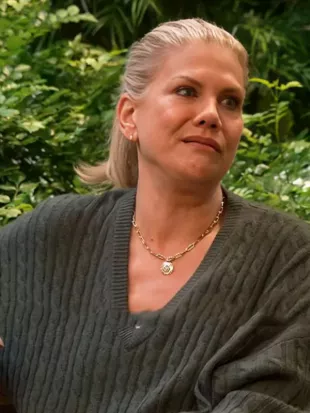 Leanne S02 Kristen Johnston Green V-Neck Sweater