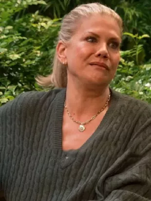 Leanne S02 Kristen Johnston Green Cable Knitted Sweater