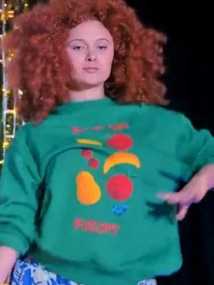 Geek Girl S01 2026 Mia Jenkins Fruit Print Green Sweatshirt