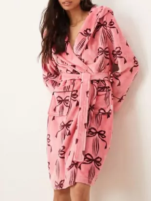 Ted Lasso S04 Juno Temple Bow Print Robe