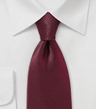 Cravate rouge foncé fripée festive
