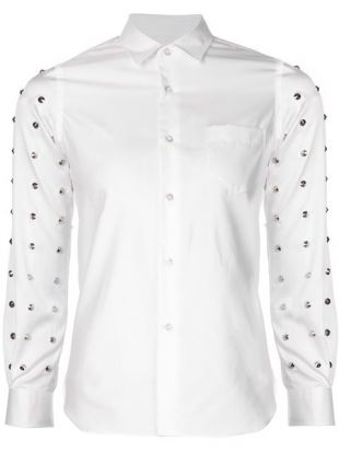 La chemise blanche à clou.