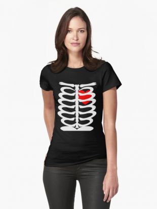 ‘Anatomie squelette Cage thoracique osseuse Coeur rouge Halloween graphique’ T shirt by Artification