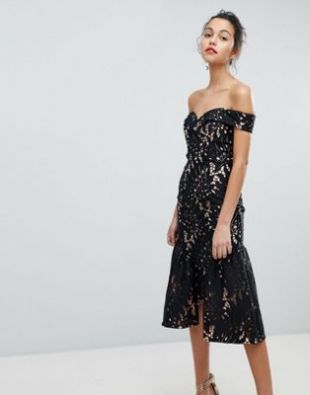 Robe de bal de promo mi longue à encolure Bardot en dentelle ajourée avec ourlet à volants at asos.com
