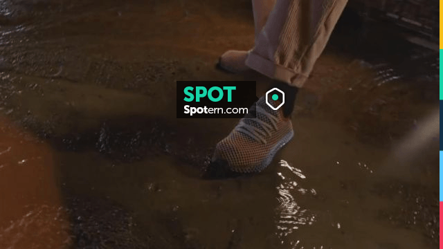 Les sneakers Adidas Deerupt de Ghali dans son clip Ricchi Dentro Spotern