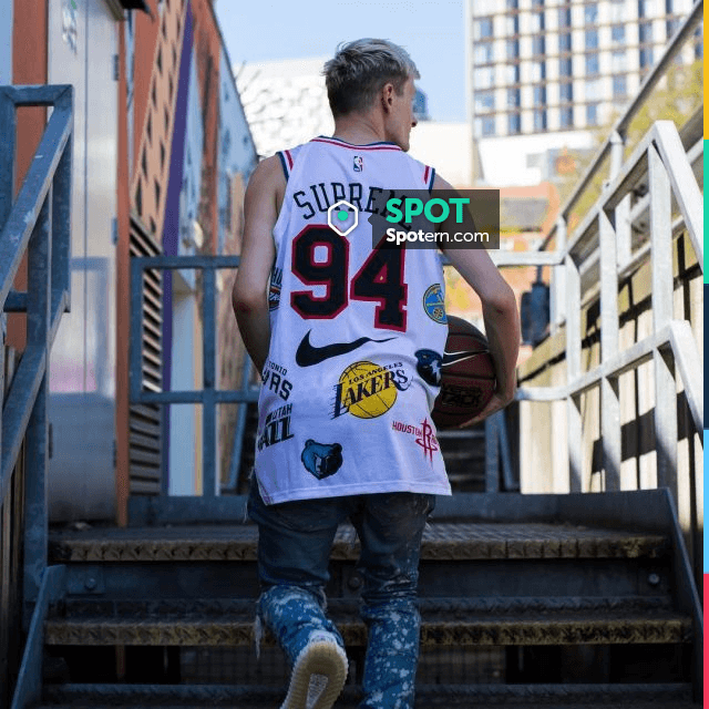 The jersey Supreme NBA that wears the influencer Owaish SB on his