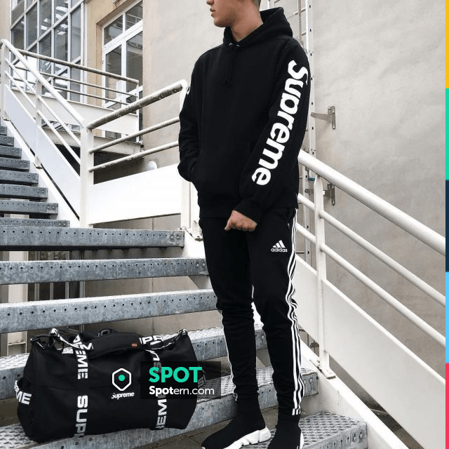 The gym bag Supreme black what does the influencer Amir Lzn on his ...