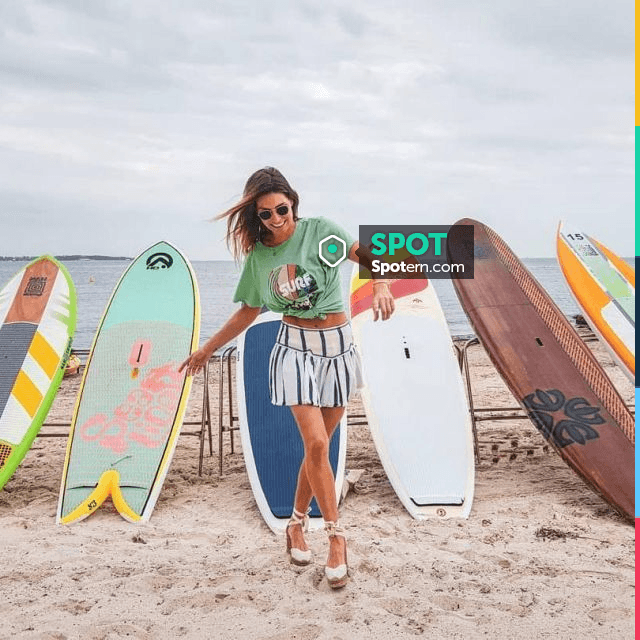 the-t-shirt-surf-california-of-laury-thilleman-on-his-account-instagram