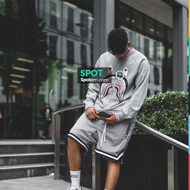 El suéter gris de tiburón Bape que lleva el influencer Ishan Lad en su