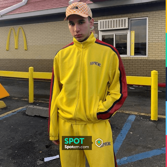 The pants Supreme yellow that is on the influencer Robert Naftali