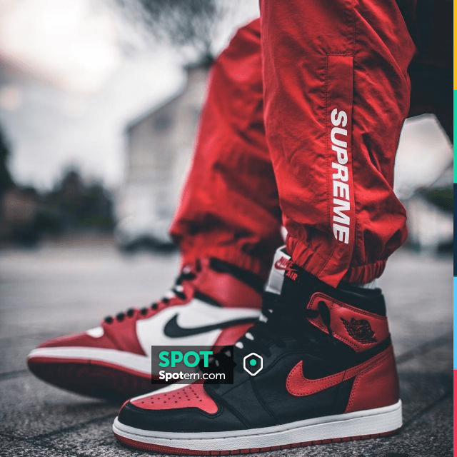 Les baskets rouges Nike Air Jordan 1 Retro "homage To Home" de Nik­las