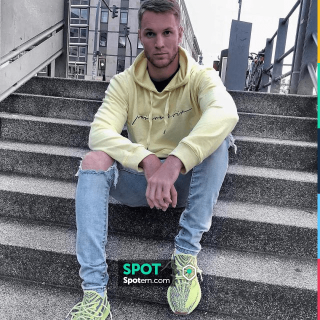 embarazada mini árabe Sneakers yellow adidas Yeezy Boost 350 V2 Semi Frozen that door the  Handball player Nils Kretschmer on his instagram | Spotern
