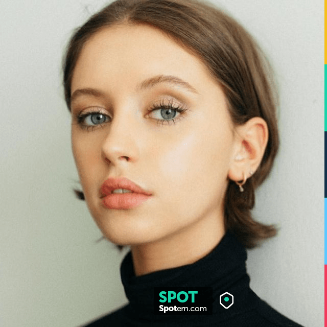 Le pull col roulée noir porté par Iris Law sur son compte Instagram ...