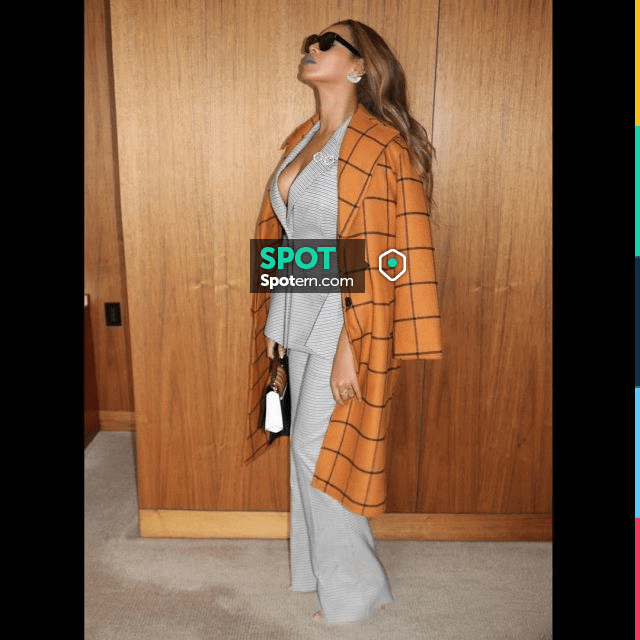 The coat's orange plaid Beyoncé on the account instagram @beyonce | Spotern