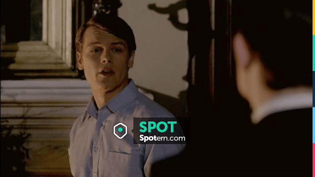 La chemise bleue de Ashton Prince of Castlebury (Sam Heughan) dans Il