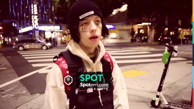La mochila MCM roja Lil Xan en su clip Mírame | Spotern