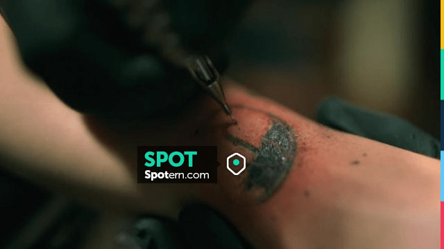 The tattoo of the umbrella carried by the children of The Umbrella Academy  S01E01 | Spotern