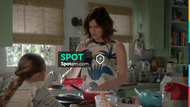 Tory Burch Amalie Silk Shell worn by Heather (Betsy Brandt) in Life in  Pieces (S03E18) | Spotern